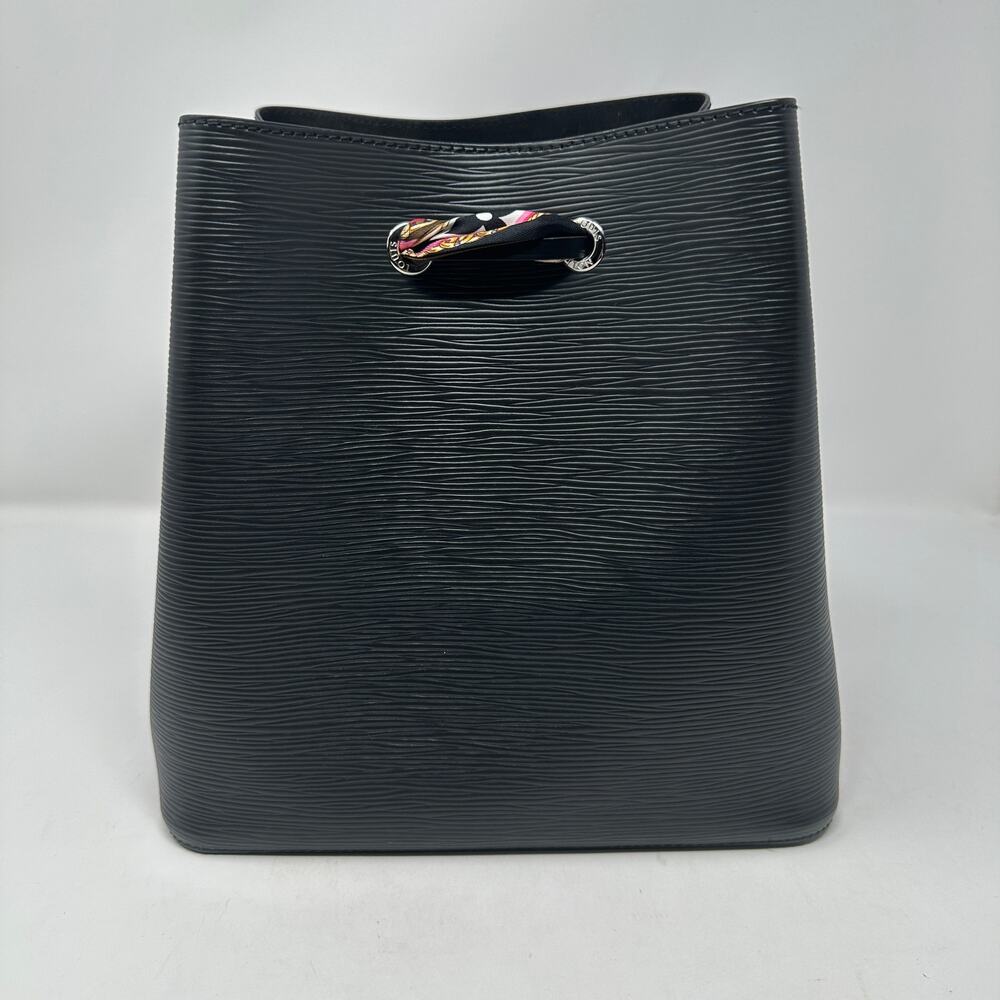Louis Vuitton Paris NeoNoe Bag in Epi Leather Black + Ultimate Monogram BB Scarf - Picture 4 of 13